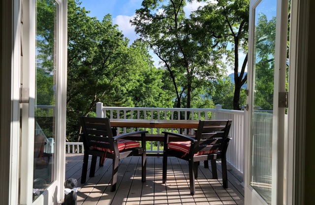Sugar Ridge, near Asheville, nice valley view, Modern country home on 10+ acres
