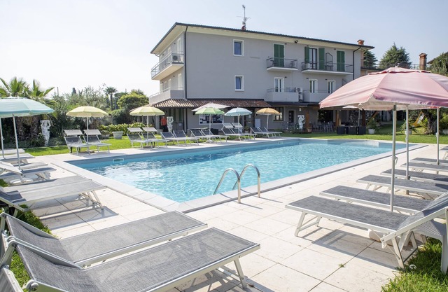Suite 2 con piscina compartida y balcón privado