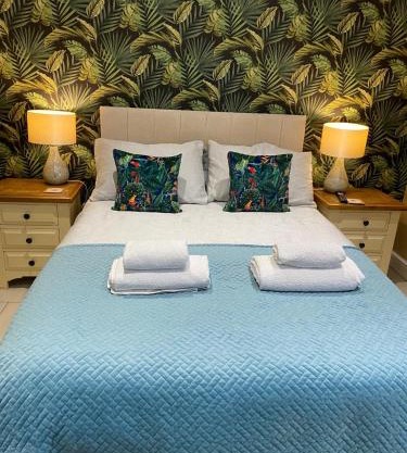 Suite near City, Science Park & Marshalls and close to Riverside walks