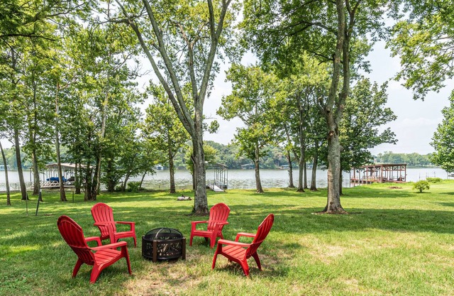Cozy Lakefront Home |Sleeps 12| Firepit & Deck