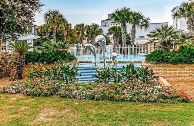 SUN KISSED condo, Fantastic Location w/ pool