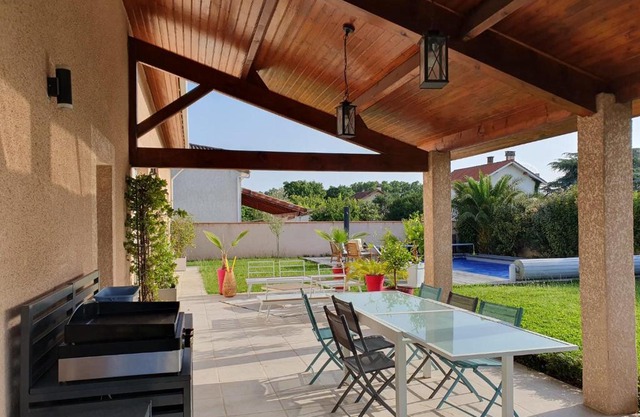 Sun Pool & Rugby in comfy house!