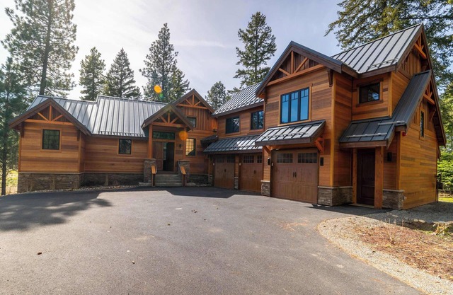 4-bdrm en-suite on the 13th fairway! Ev charger, Sauna, Steamshower & hot-tub