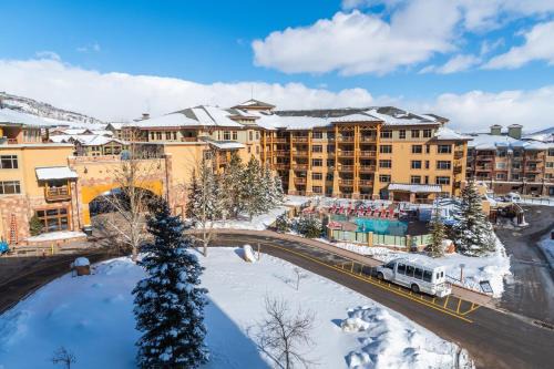 Sundial hotel room in Canyons Village, patio, outdoor pool/hot tub, walk to hiking/biking C216A