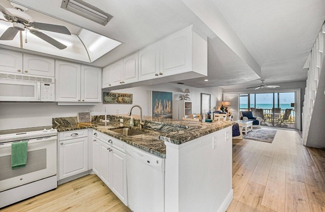 Sundown 26 - Beachfront - 2 bed / 2.5 Bath - Close to Boca Grande Village - Sleeps 4