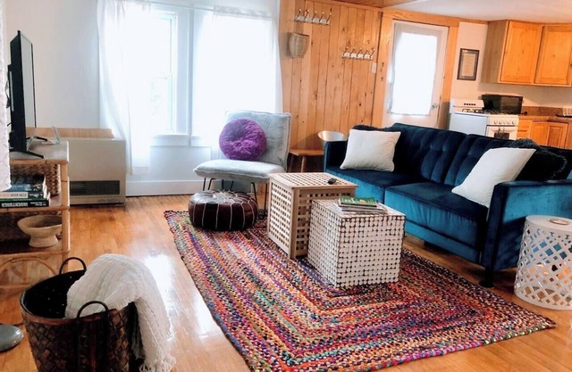 Sunny 2 Bdrm - Mtn Views, Close to Everything!