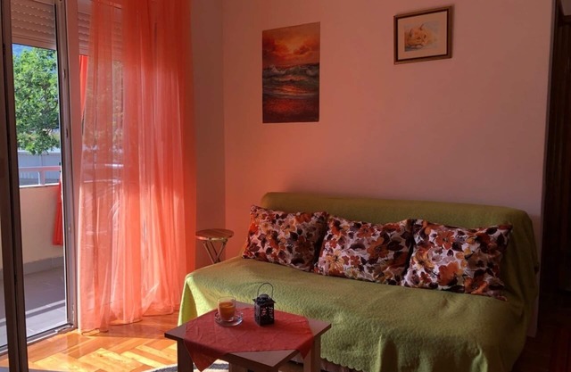 Apartamento soleado con balcón.