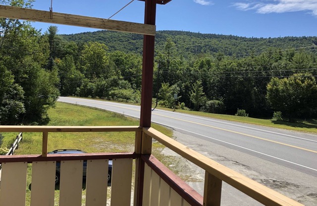 Sunny, convenient 4-Bed Family Base w/Balcony: Fast WiFi, WFH, 15 min to ski!