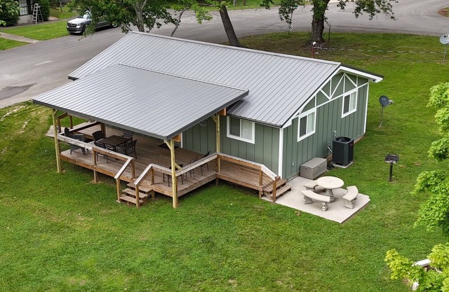 Sunny Daze Cottage 3 bedroom covered deck resort boat dock pool firepit arcade