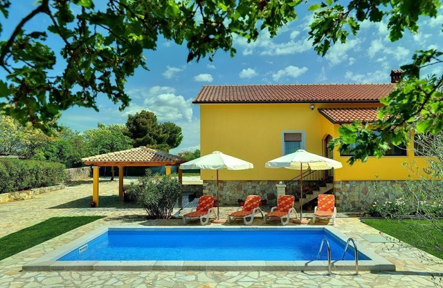 Finca soleada con piscina privada, campo de voleibol