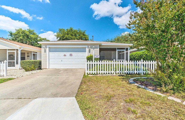 Sunny Home in The Villages w/ Lanai & Pool Access!