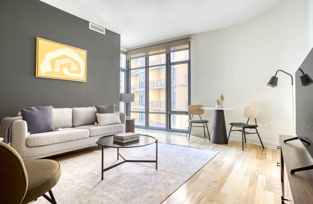 Sunny Mount Vernon 1BR w/ Gym, W/D & Pool, near Chinatown, by Blueground