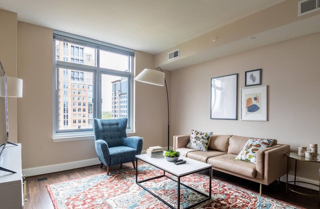 Sunny Reston 2BR w/ Laundry, walk to Restaurants & Mall, by Blueground