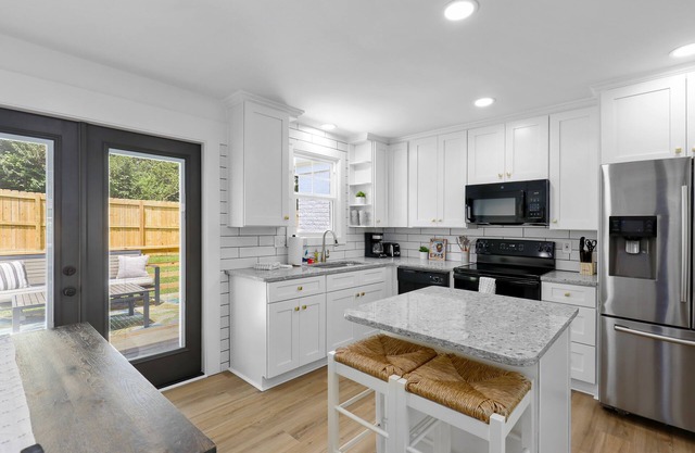 Sunny, single-level home with fast WiFi, central AC, & an enclosed yard