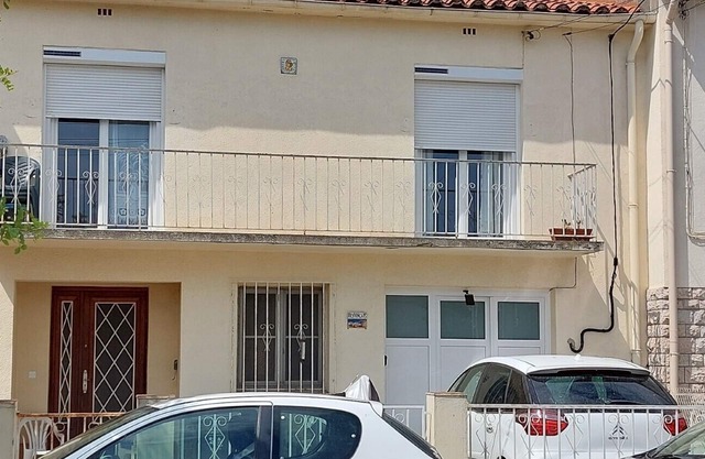Sunny T4 apartment for 4 to 6 people. 4km from the beach.