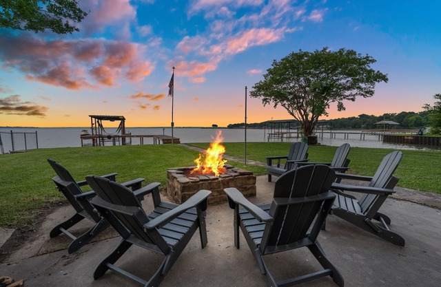Escape to the lake before school starts! Hot tub, kayak, SUP, firepit, fishing