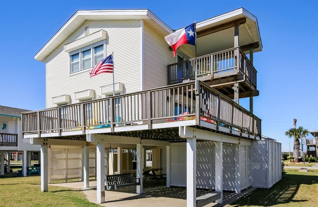 Sunsational is a 2nd row beach house in Spanish Grant