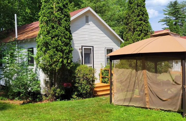 Sunset Cottage-Private Beach-Pets Welcome - Round Table Lodge, Sebago, Maine