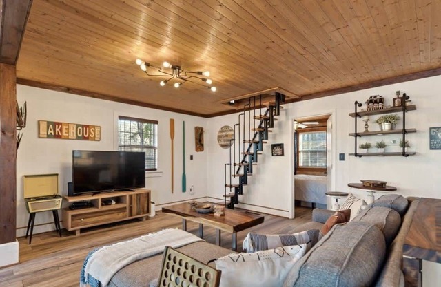 Sunset Escape-Amazing Views! Sleeps 6, kayaks, paddle board + fire pit!