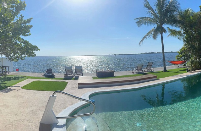 SUNSET HAVEN-AMAZING VIEWS-WATERFRONT POOL WITH PRIVACY-FISHING-PUTTING GREEN