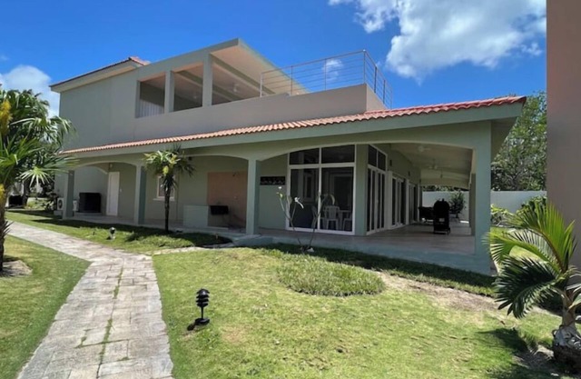 Sunset Paradise Villa with private community beach, pool, designated scuba area