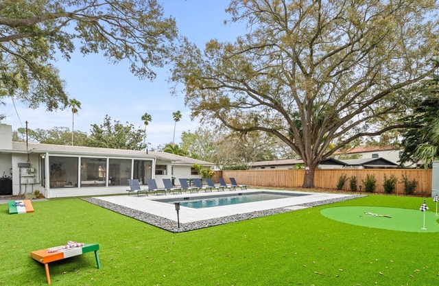 Sunset Park Retreat w/ Heated Pool, Lanai, Putting Green & Room for 8 – Relax in South Tampa!