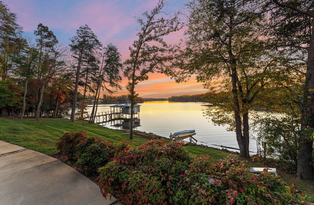 Sunset Pointe by AvantStay | Waterfront, Beach, Fire Pit | Sleeps 14 | 5BDR 4BA