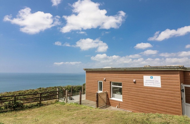 SUNSET SEA VIEW CHALET, pet friendly, with hot tub in Millbrook