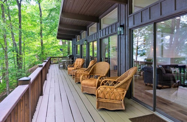 Sunset View Cottage-Waterfront Lakehouse, year-round deep water, Watts Bar Lake!