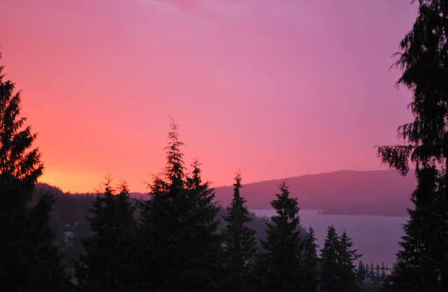 Vista del atardecer sobre el lago Whatcom