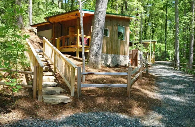 Sunshine Daydream Cottage-Natural Setting in Town