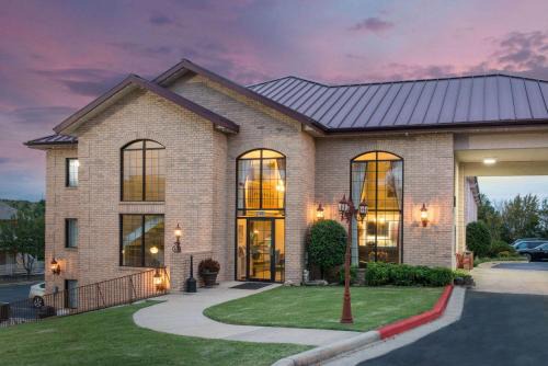 Super 8 by Wyndham Branson By Andy Williams Theatre