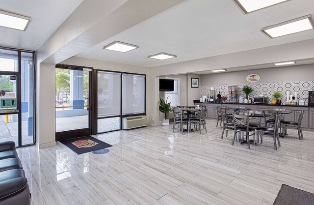 Super 8 by Wyndham Nashville West