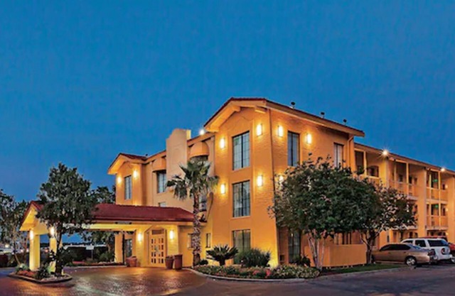Super 8 by Wyndham San Antonio Near SeaWorld Ingram Park