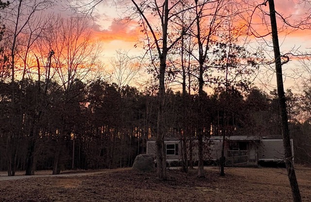 Super clean 7 mile from downtown Newberry safe quiet home Best Deal Around