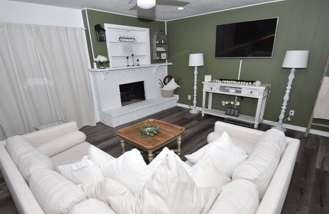 Super cozy 4-bedroom 2-baths. Walking distance to trails