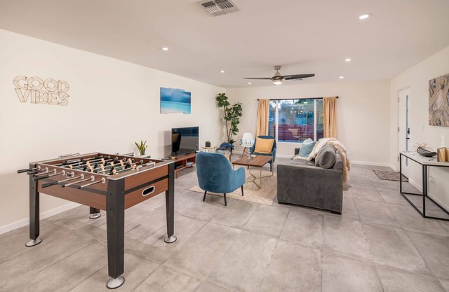 ¡Casa súper divertida en el corazón del casco antiguo, limpia, piscina, juegos, patio trasero impresionante!