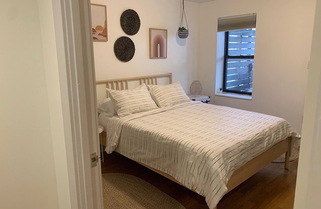 Nuevo en casa lejos! Amplio y brillante apartamento de 2 dormitorios.
