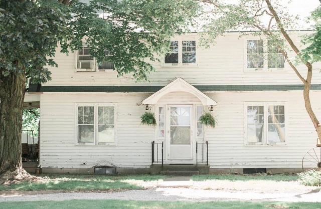 Superb 5-bedroom farmhouse in Goshen with WiFi, AC
