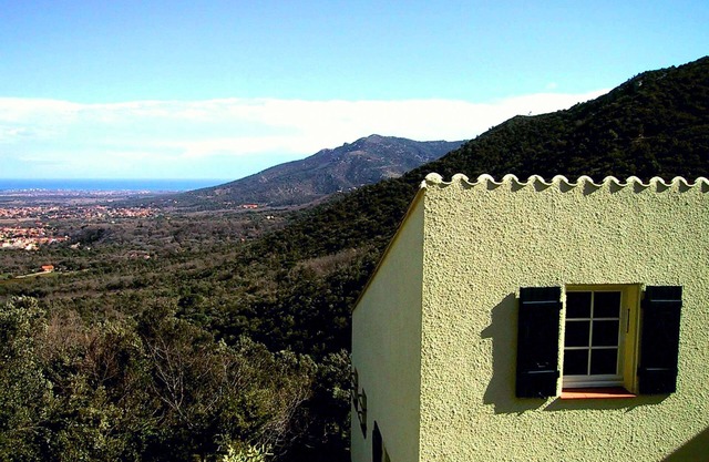 Magnífica villa catalana con piscina privada y vistas impresionantes.