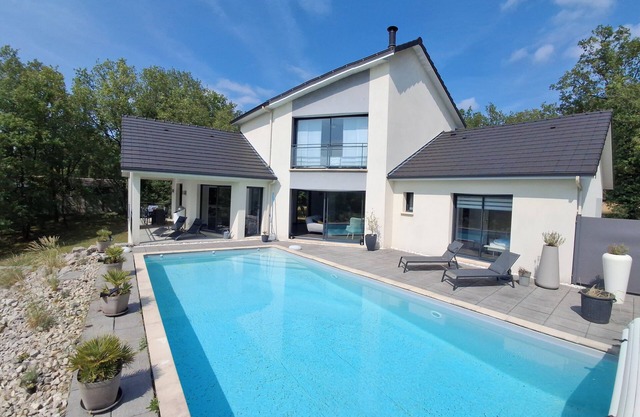 Superb contemporary villa 160m2 swimming pool, 2000m from the lake of Causse.en Correze