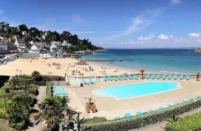 Magnífica vista al mar con piscina.