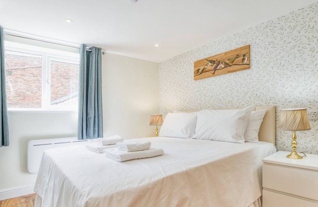 Superior 2 Bedroom in Central Lincoln En-suite Shower King Size Beds Free Toiletries and Wifi