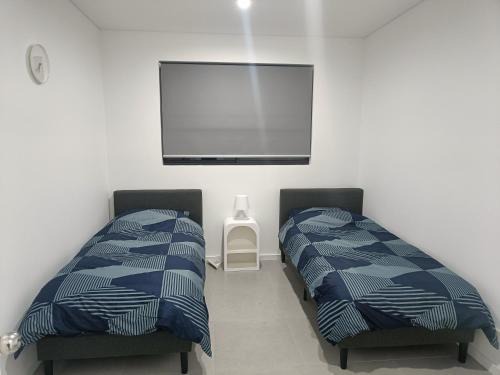 Superior Twin Room in Spacious and Modern Home - NR10