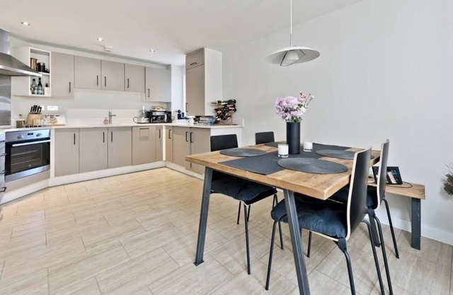 Surbiton/Kingston - Modern Luxury Spacious Apartment