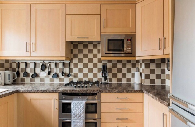 Surrey Stays - 2 parking spaces, 8 mins to Gatwick Airport