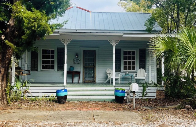 Sutton Place: Downtown Apalachicola Cottage