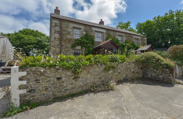SWALLOW COTTAGE, pet friendly, with open fire in Mawgan-In-Meneage