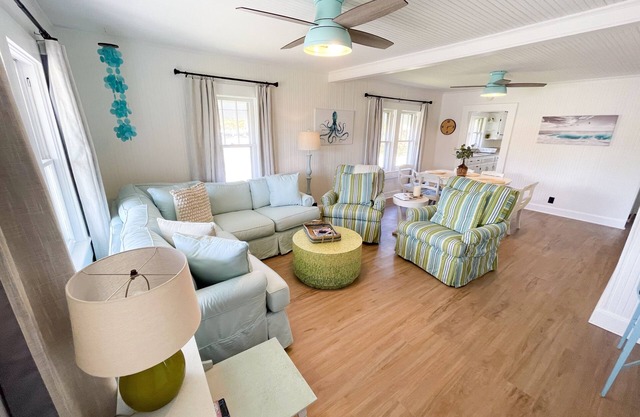 Swanky Swan - 3BR/2BA, Swansboro close to downtown - short drive to Camp Lejeune
