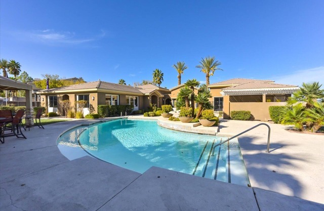 Sweeeeet Condo! Pools, gym & more. Covered Parking Seven Hills/Anthem area